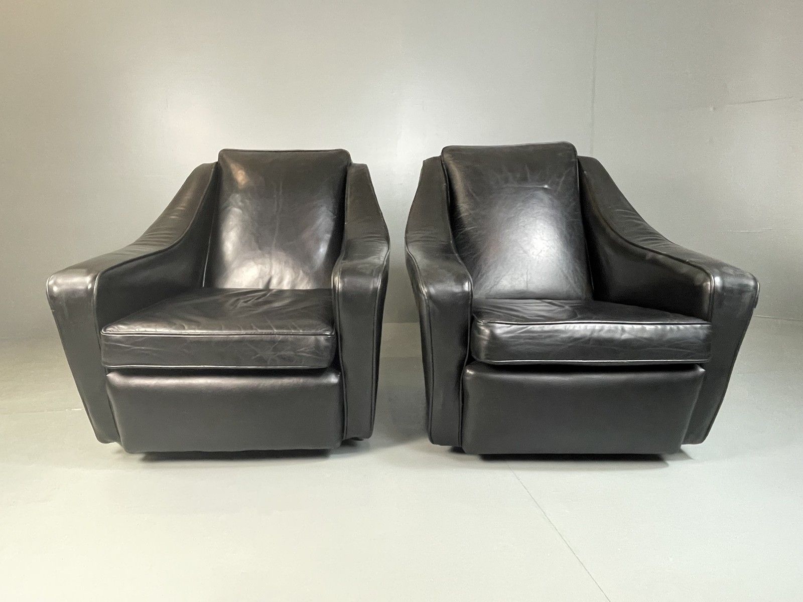 2 Vintage Mid Century Club Chairs Black Leather 1960s Retro Eb04799 photo buy