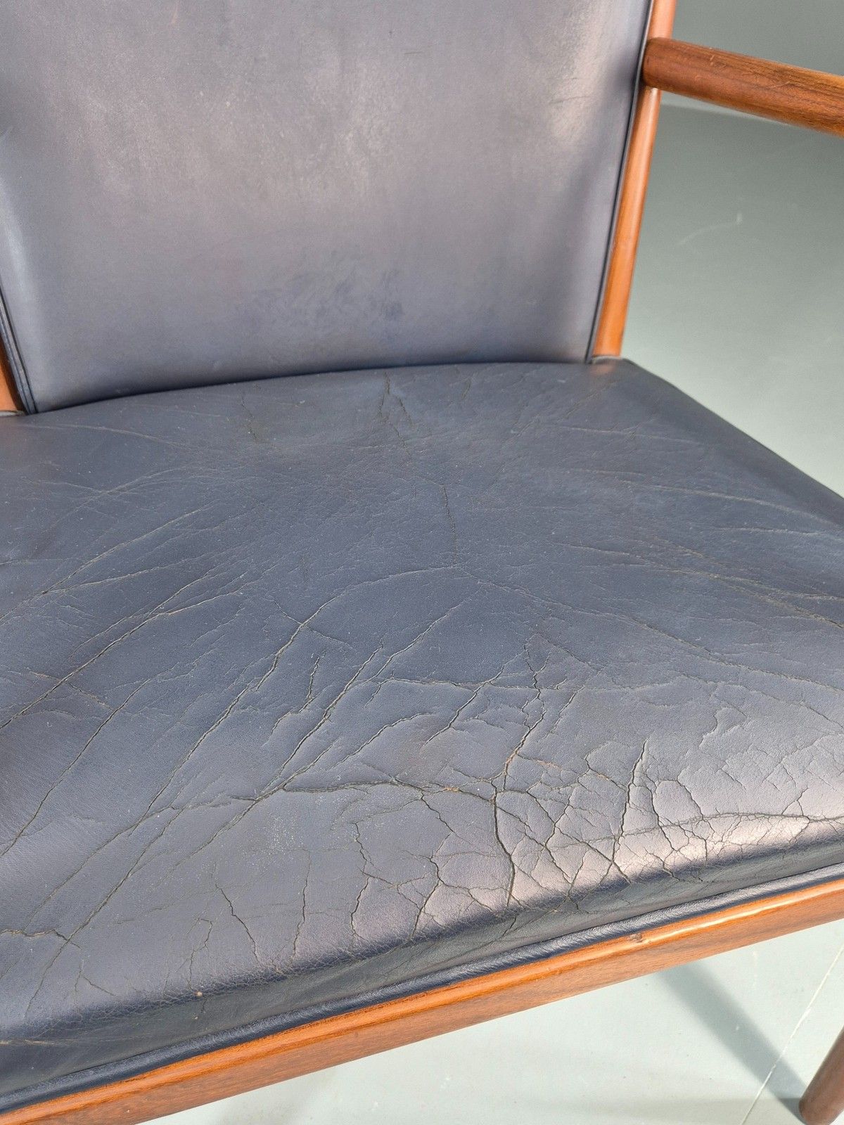 photo vintage Vintage Mid Century Teak Armchair Blue Leather 1960s Retro Eb11910