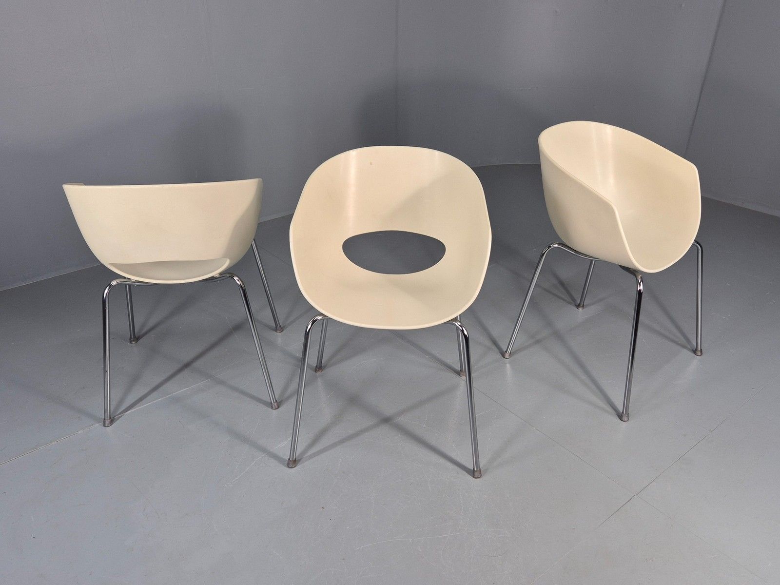 photo vinterior 3 Vintage Orbit Chairs Moulded Plastic And Chrome Modern Design Eb12131