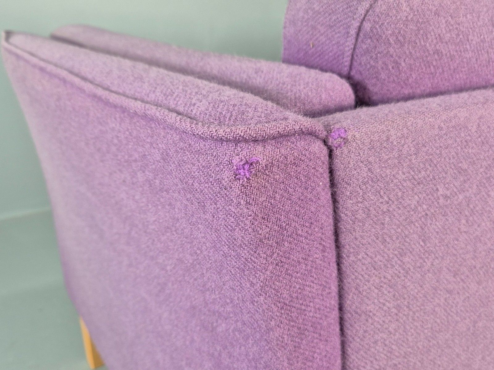 photo vintage Vintage 2 Seater Sofa Mids Century Danish In Purple Wool 1970s Retro Eb12144