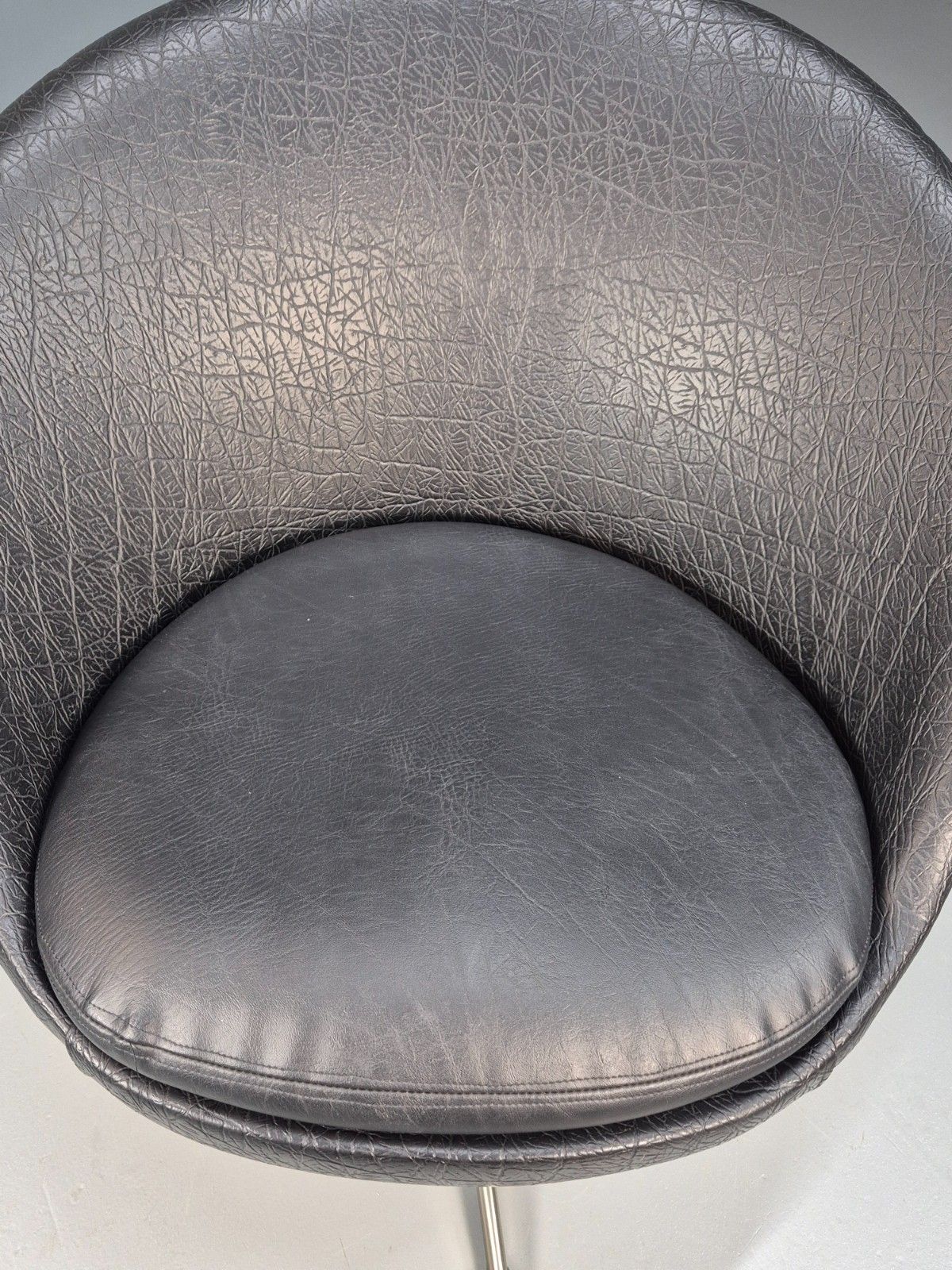 photo for sale Vintage Mid Century Swivel Lounge Chair Black Vinyl 1970s Retro Eb8790