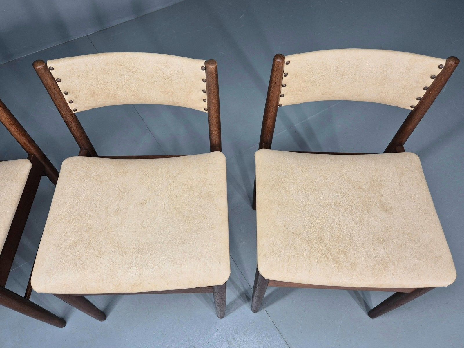 photo vinterior 4 Vintage Scandart Dining Chairs Cream Vinyl Teak Frame 1960s Mcm Retro Eb12188