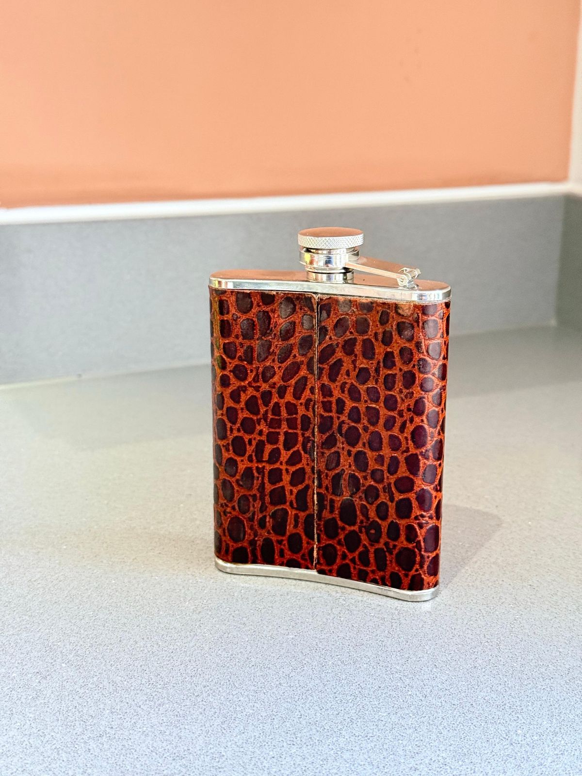 Woonaccessoires Leren heupfles met monogram, vintage krokodillenprint, cadeau voor heren photo