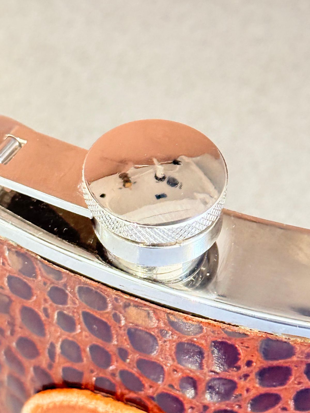 photo vinterior Flasque de poche en cuir embossé croco avec monogramme, cadeau vintage pour gentleman