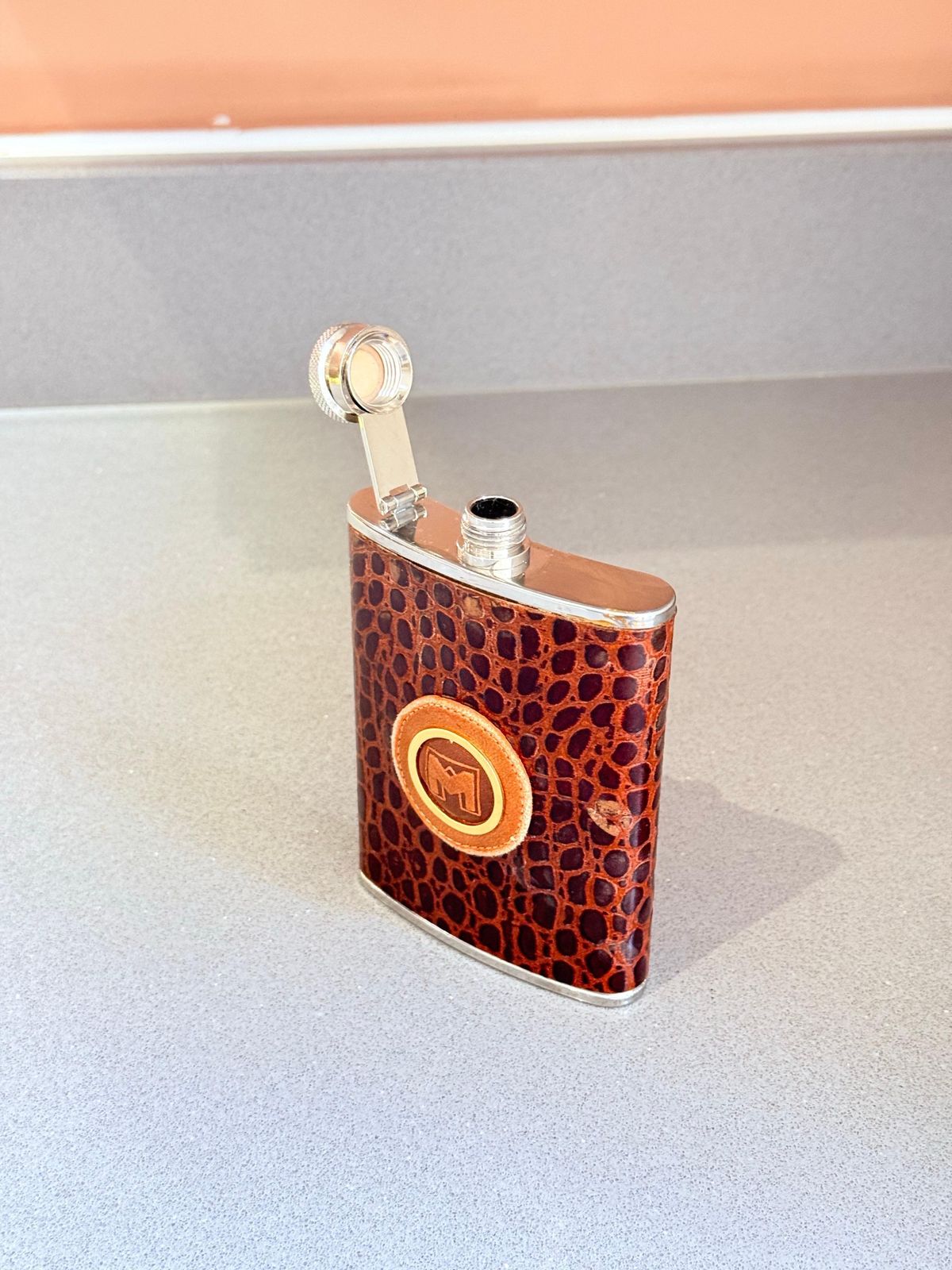photo buy Flasque de poche en cuir embossé croco avec monogramme, cadeau vintage pour gentleman