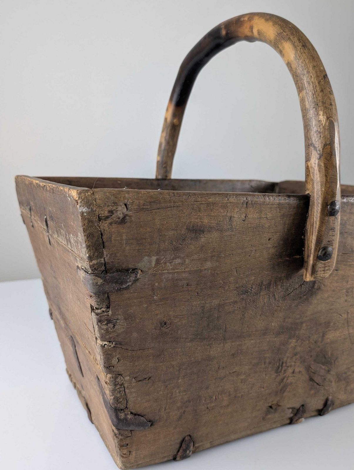 Décoration Panier à bûches d'époque en bois avec ferrures en fer forgé, Wabi Sabi, XIXe siècle photo