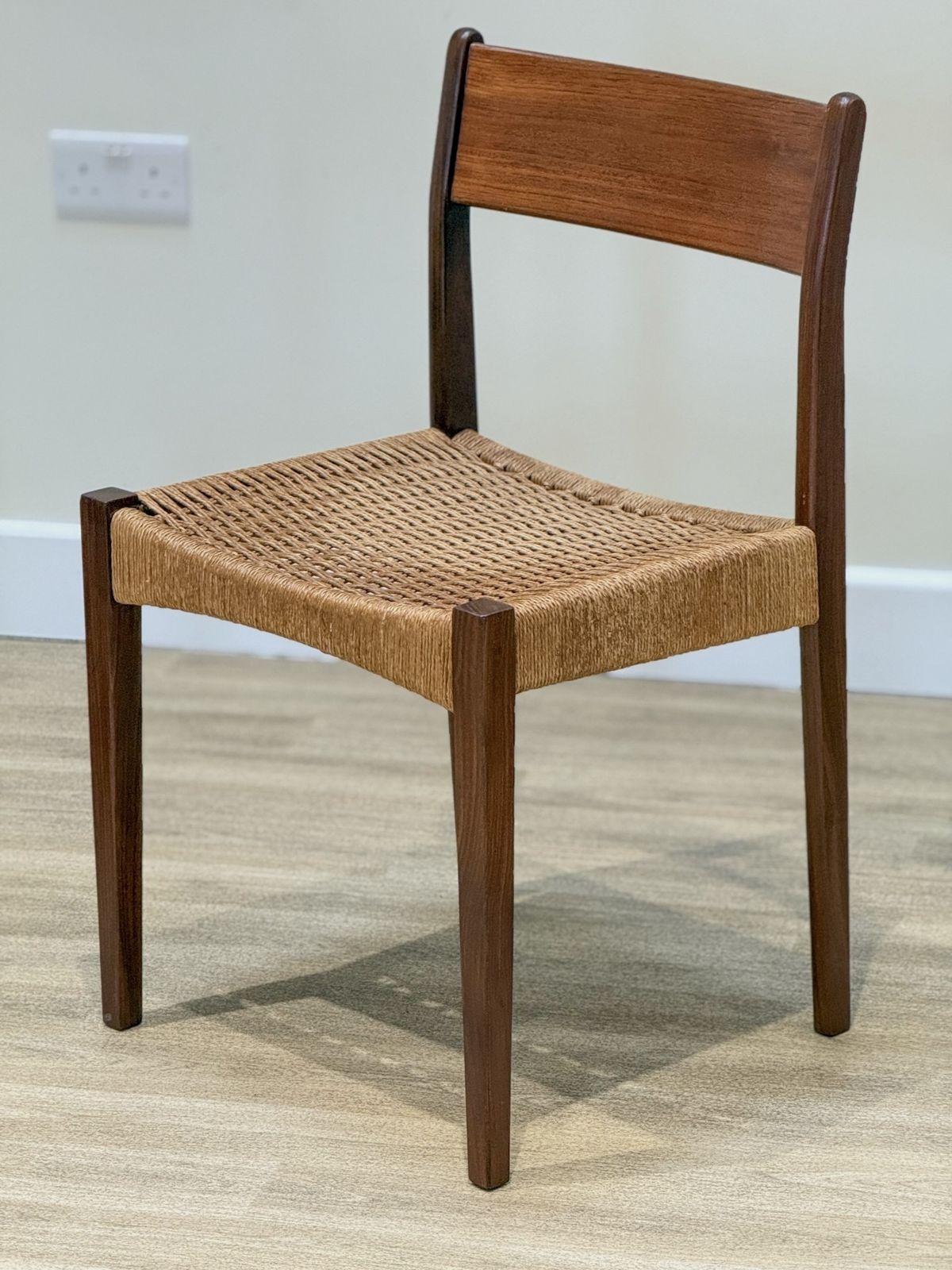 photo vintage Danish Chairs In Teak And Paper Cord By  Poul Volther (1960)