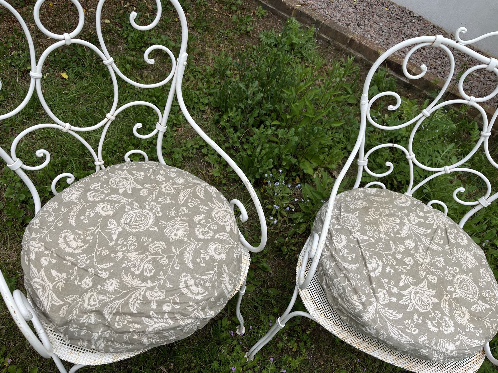 photo furniture 6 Beautiful Victorian Iron Garden Chairs   Great Condition
