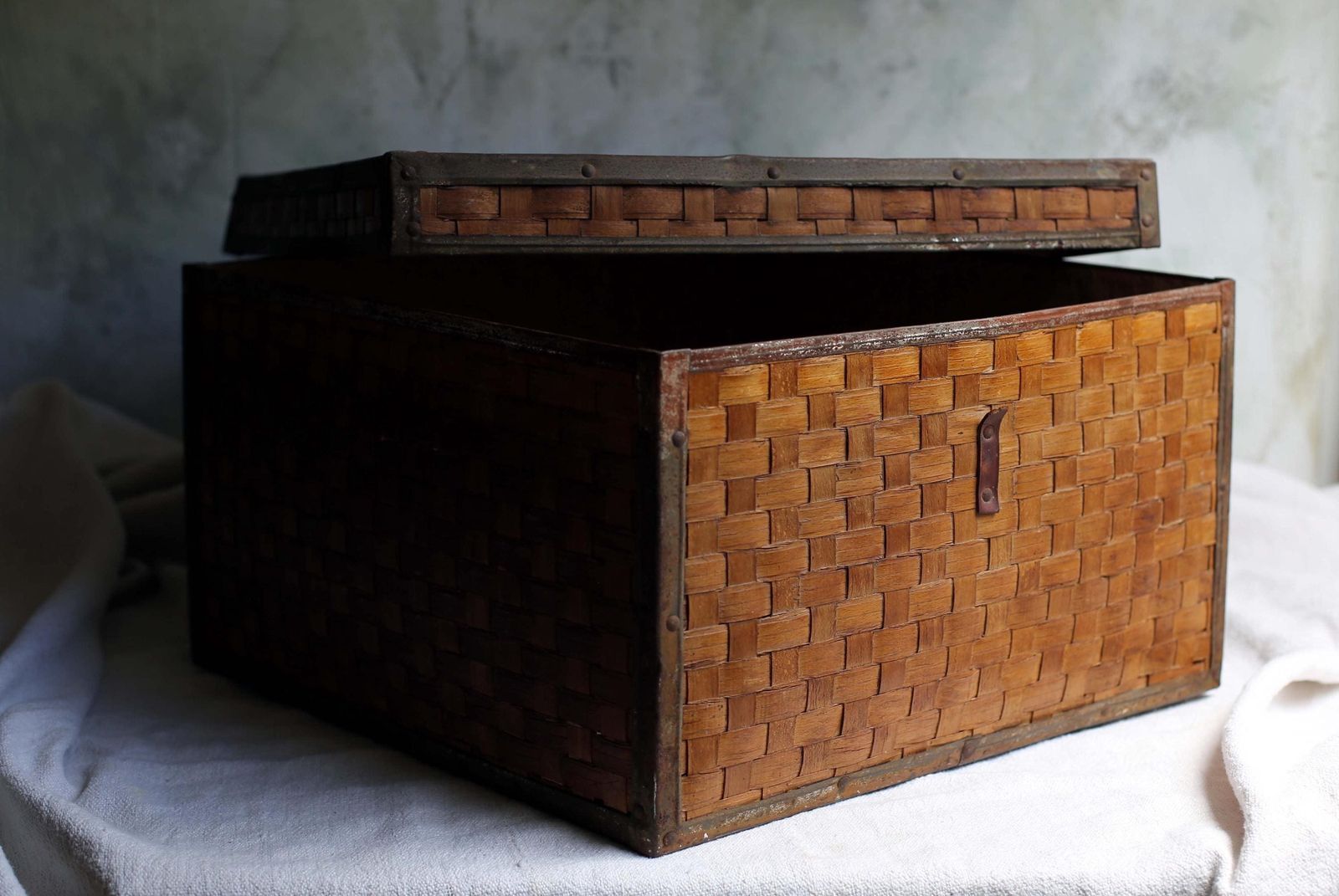photo furniture Large Antique Travel Box Woven Splint Wood Basket Square Storage Chest