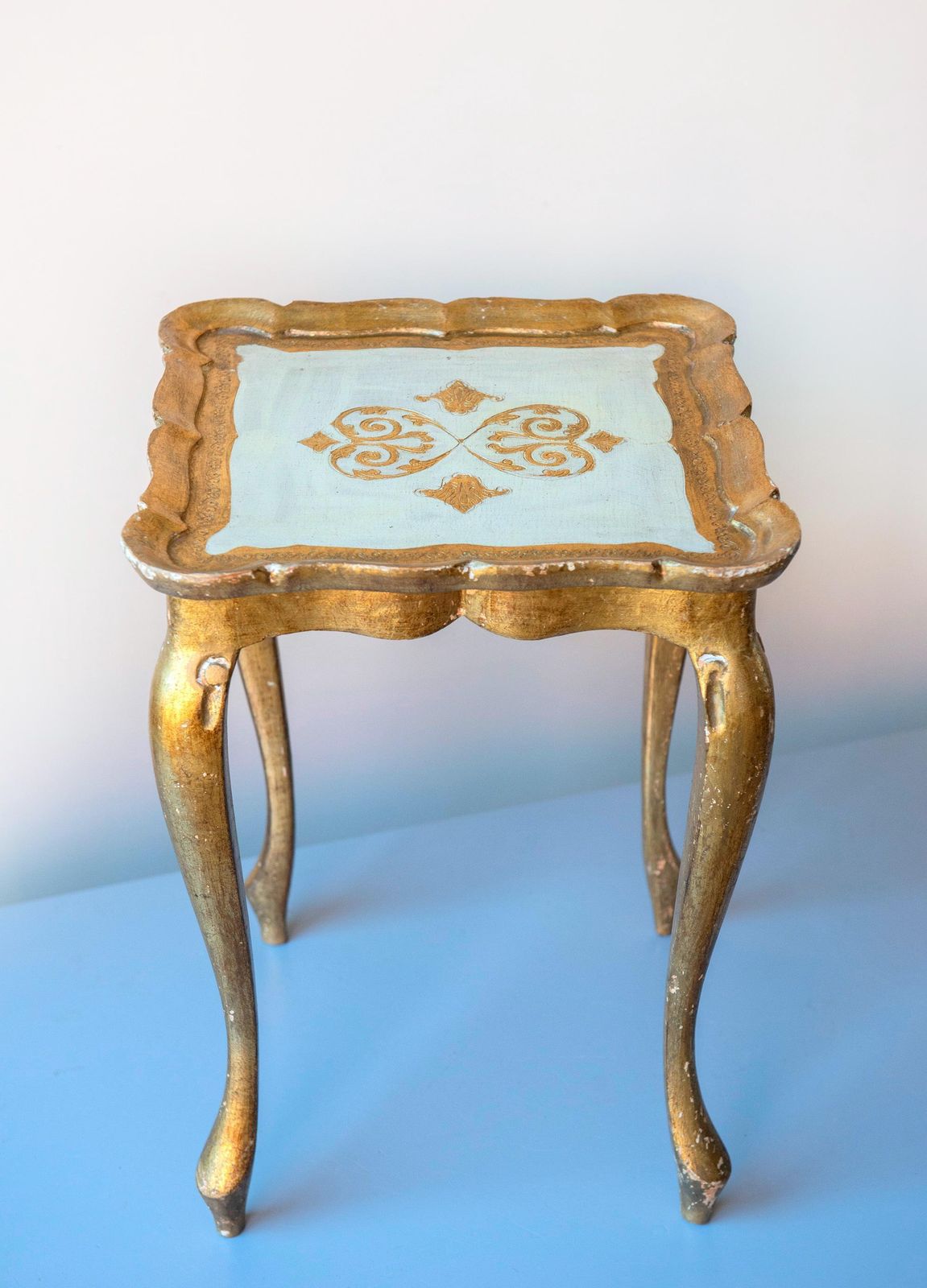 Table d'appoint florentine vintage en bois doré, Italie, années 1960 photo for sale