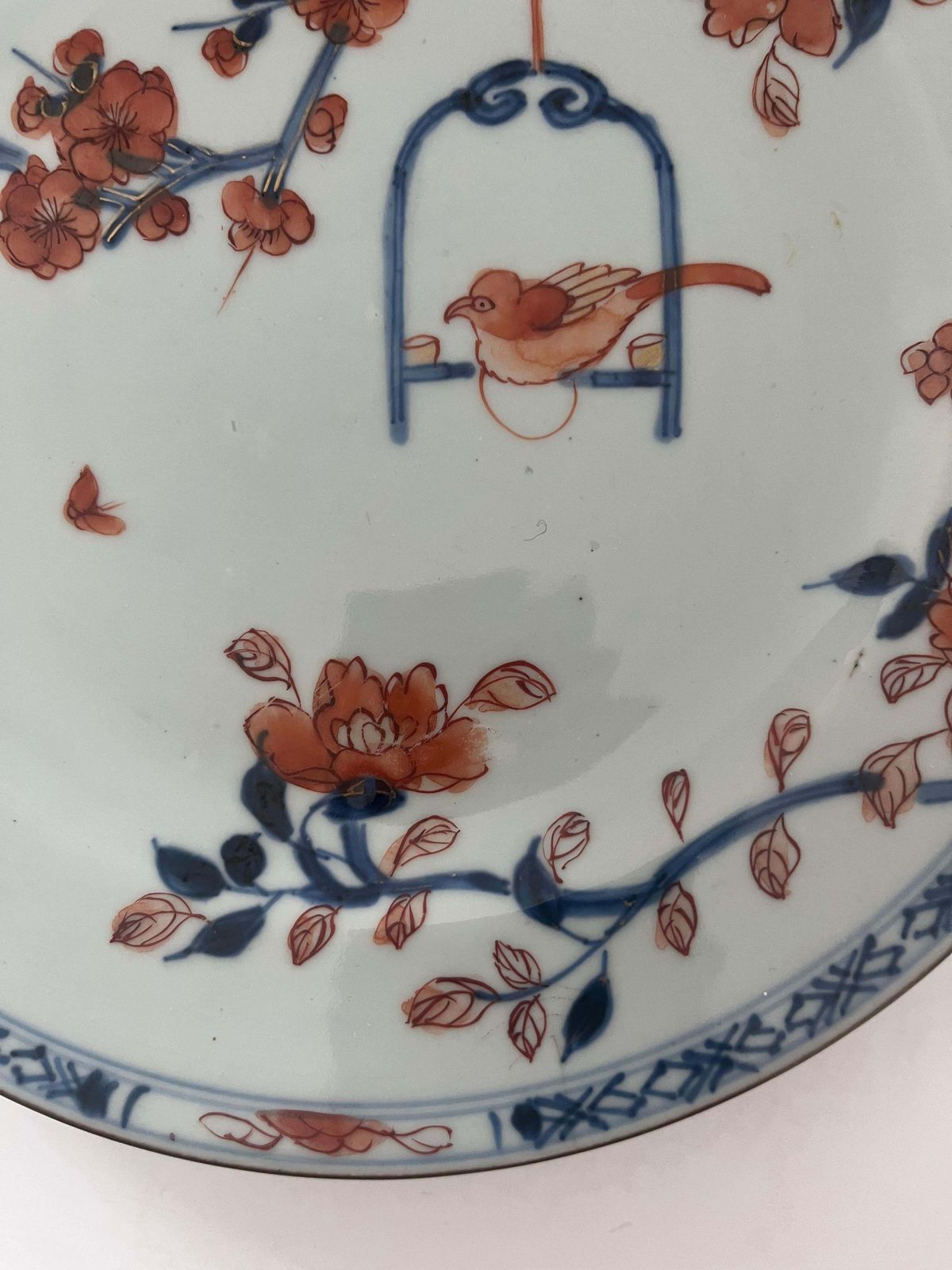 Chinese Kangxi Imari bord, porselein, handgeschilderd met vogel op stok, Qing, ca. 1710 photo vinterior