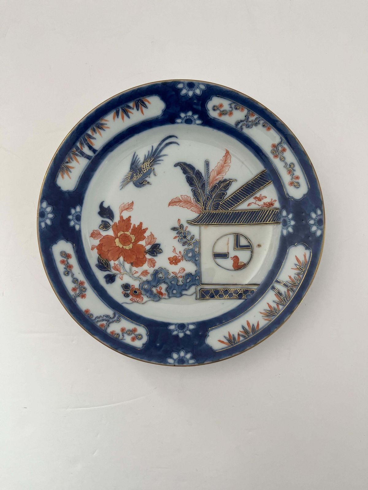 Kangxi Imari bord, Chinees porselein met Fenghuang vogel, ca. 1700 photo furniture