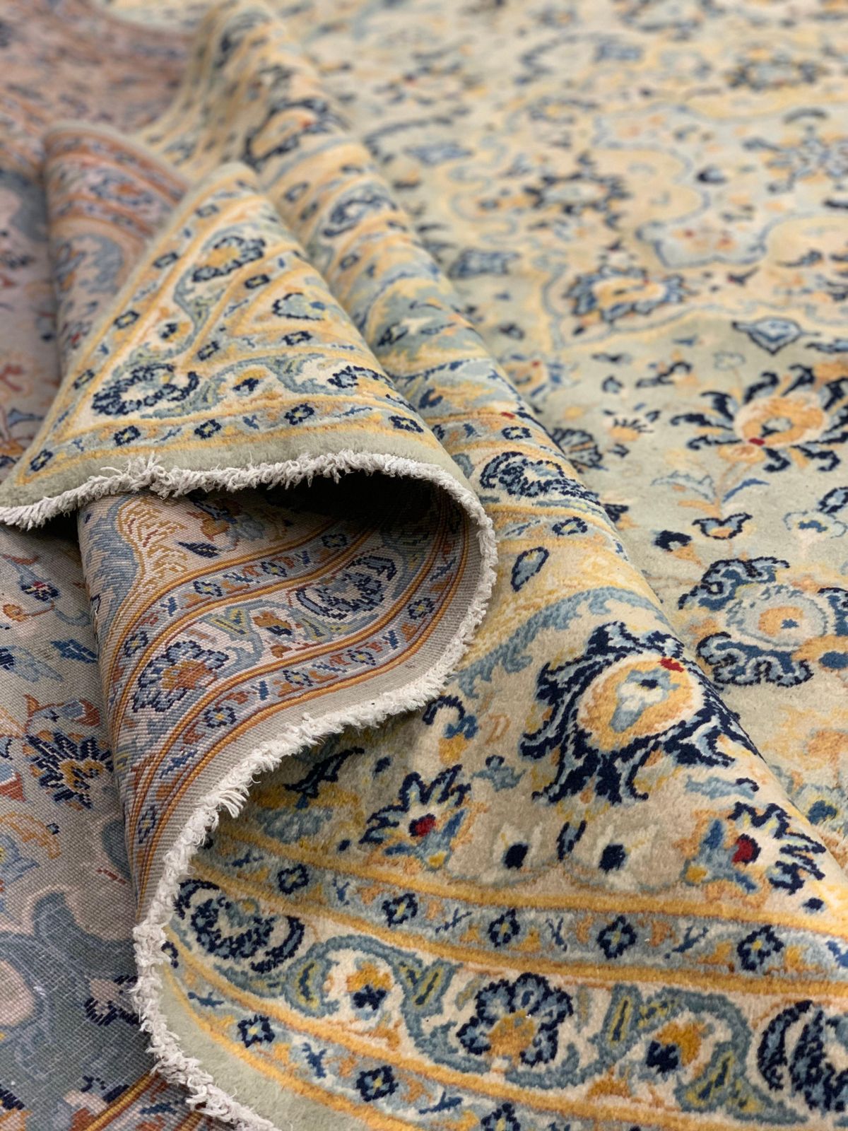 photo for sale Tapis oriental beige, fait main, en laine, pour salon