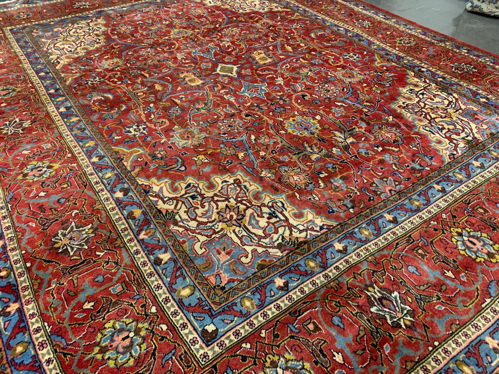 Textiel Groot vintage wollen tapijt, handgeweven, traditioneel rood vloerkleed photo