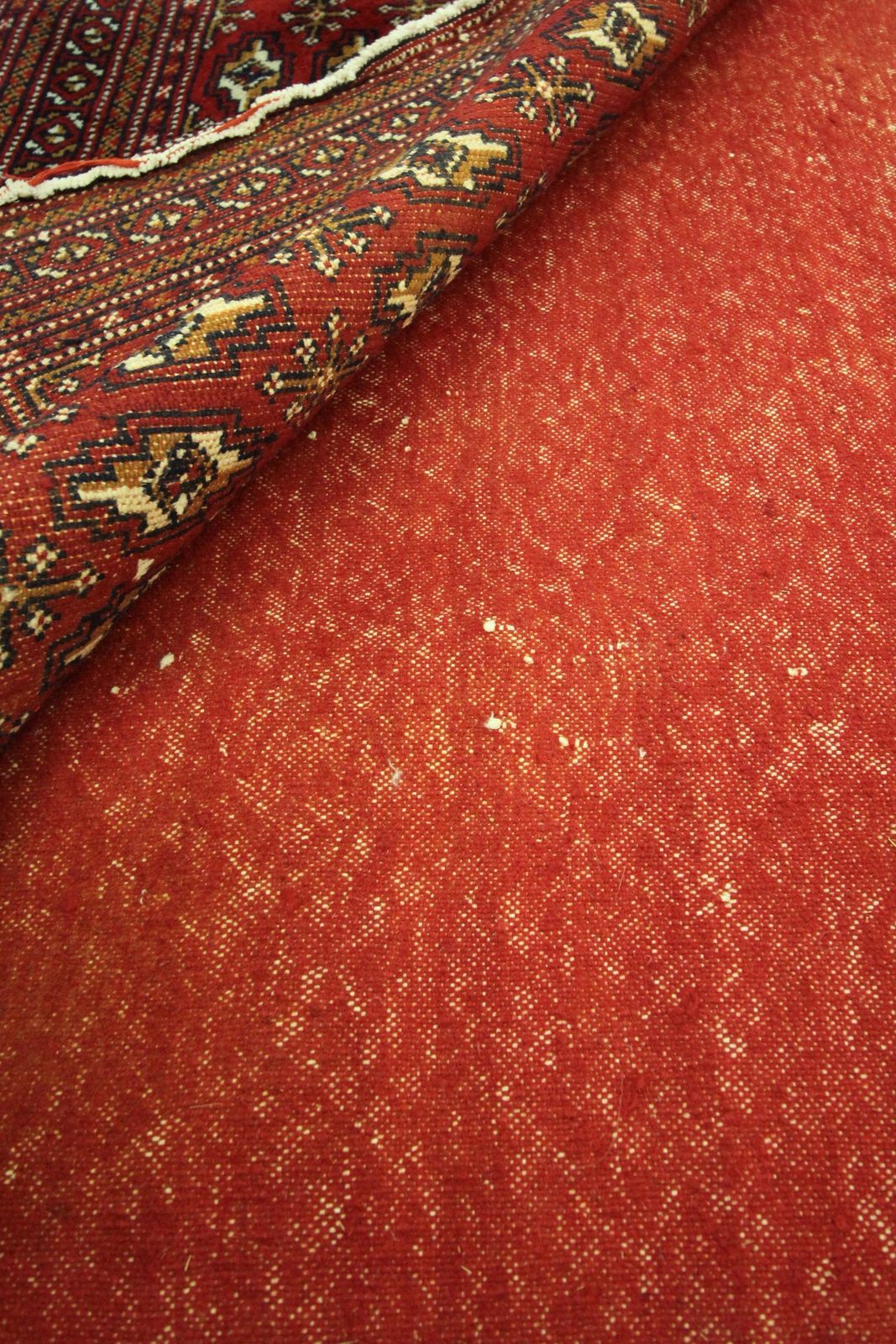 Tapis fait main en laine rouge, coussin de sol Turkmen Poshti traditionnel photo for sale