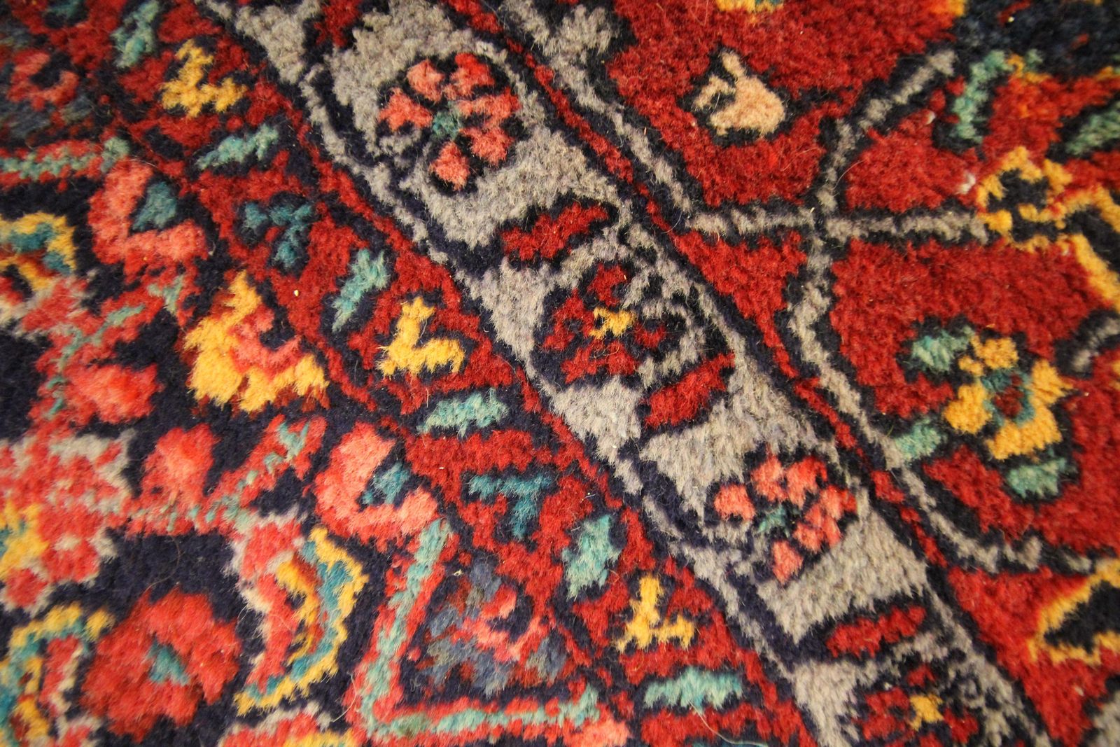 photo furniture Tapis oriental géométrique traditionnel, fond rouge, fait main