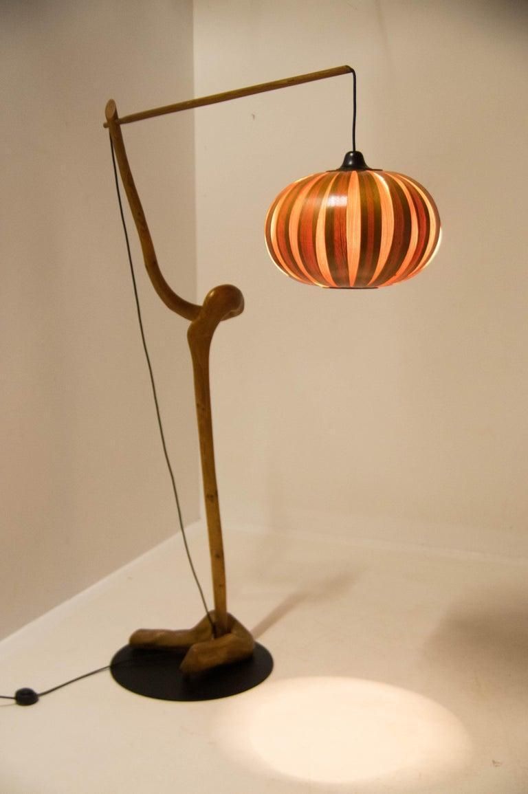 photo vintage 1960s Mid Century Modern Sculptural Wooden And Veneer Floor Lamp