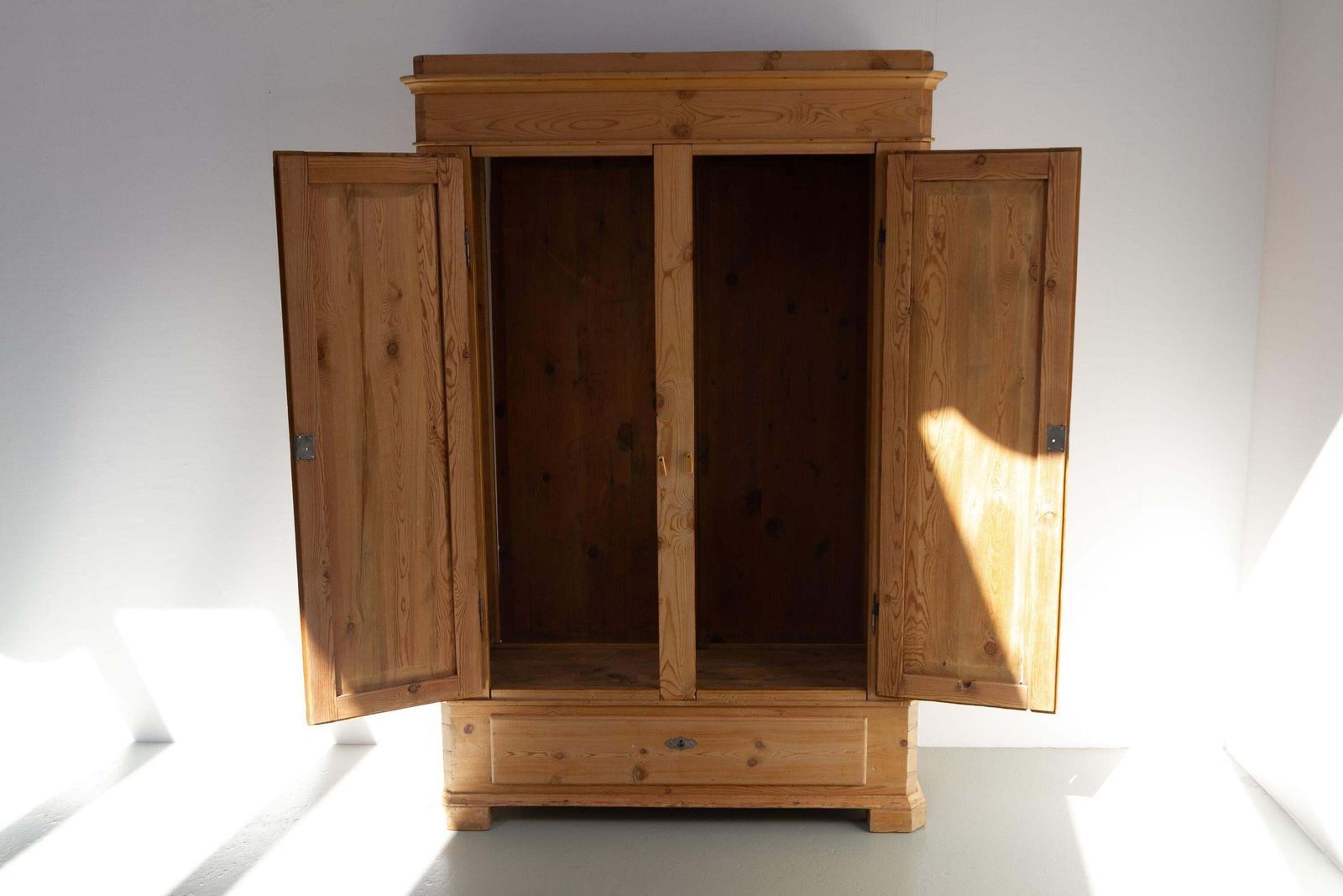 Antique Danish Farmhouse Pine Wardrobe, 1880s. photo vinterior