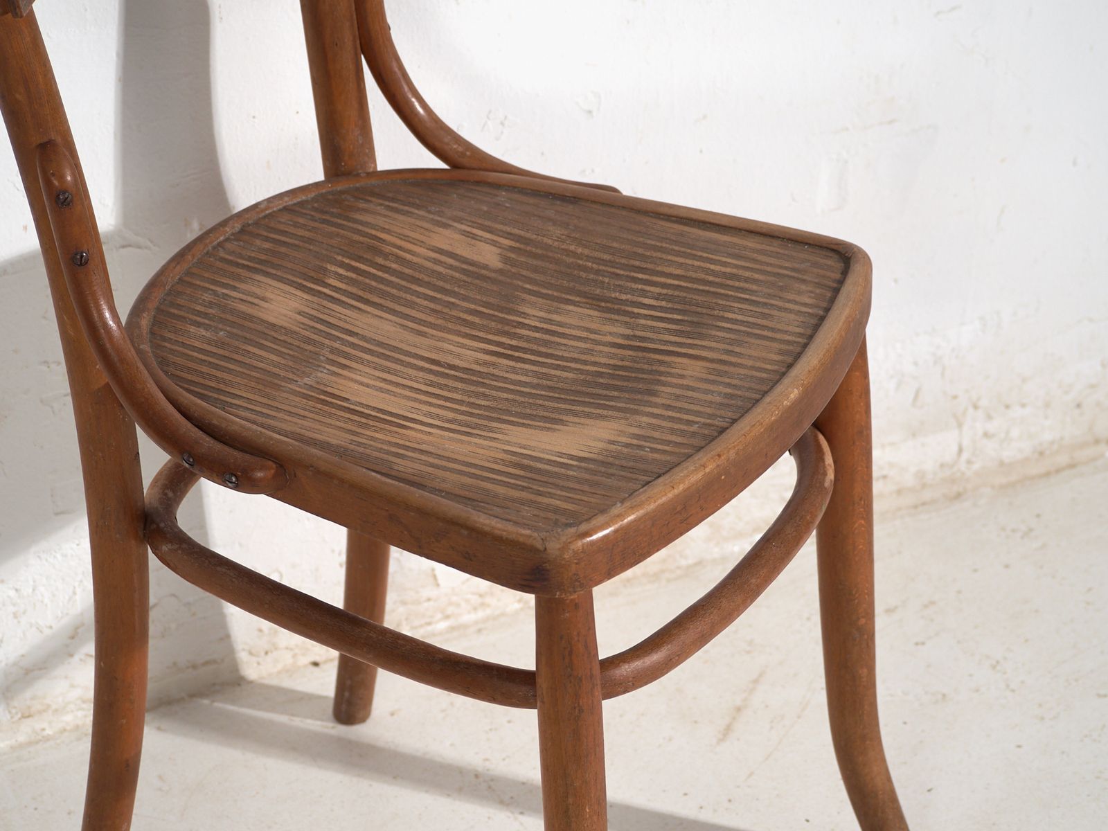 photo furniture Pair Of Mundus Borlo Bentwood Chairs With Splat Back – Romania, Circa 1920