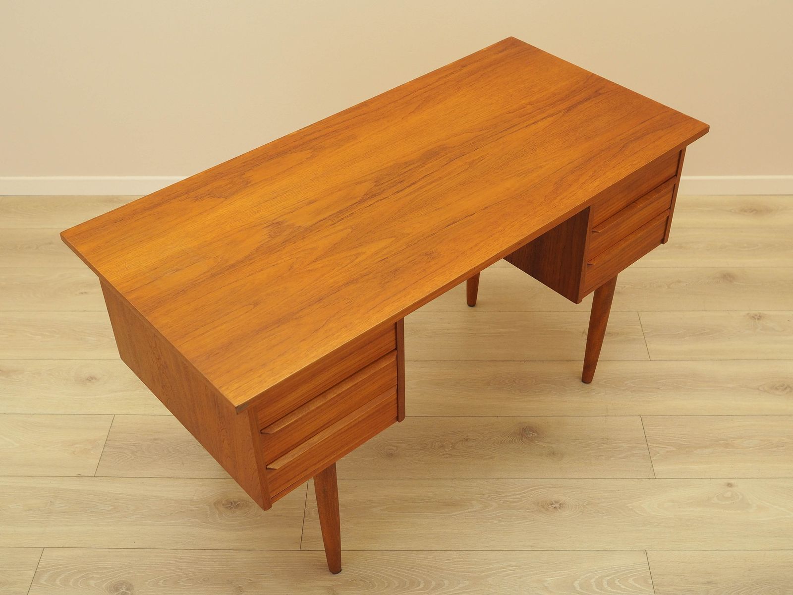photo furniture Bureau en teck, design danois, années 1970, fabriqué au Danemark