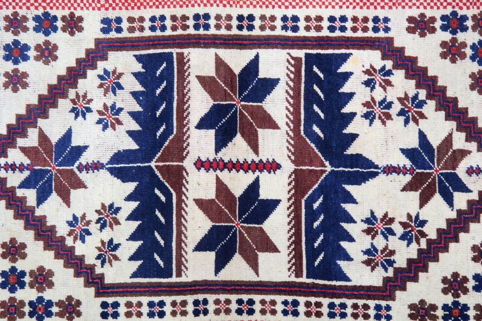 Handgemaakte tapijten, vintage vloerkleden, geometrisch oosters vloerkleed in rood en beige photo for sale