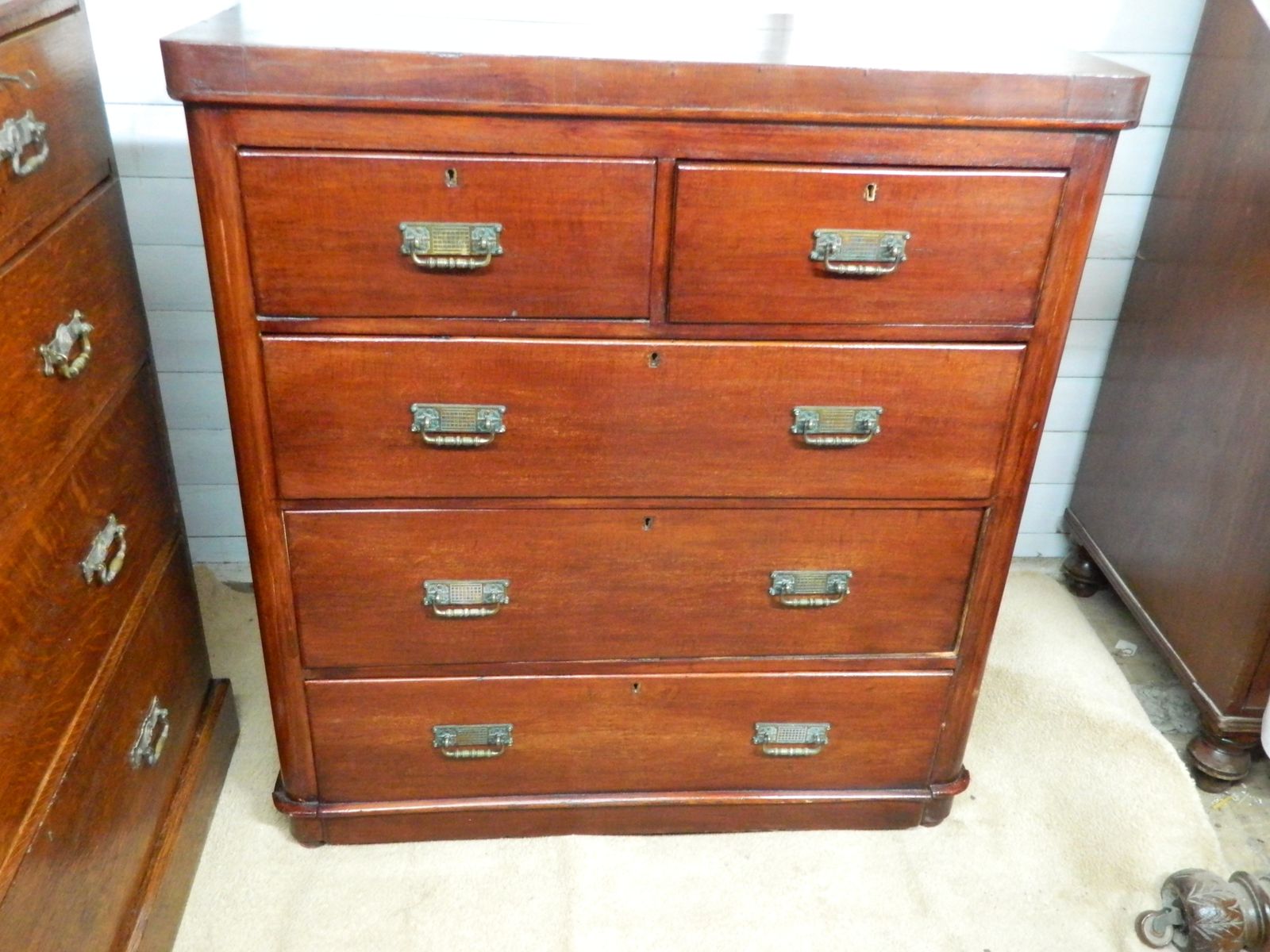 285.0 Mahogany Veneer Chest Of Drawers photo