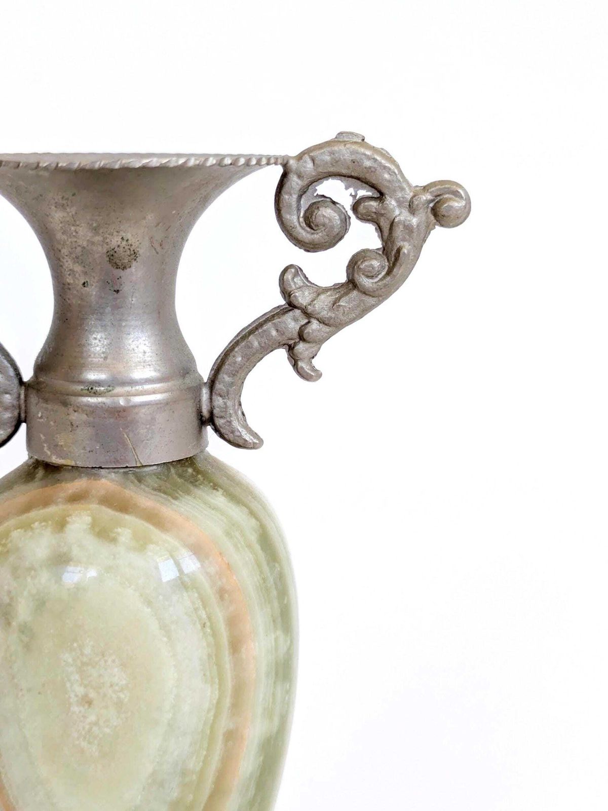 Vintage onyx amfoorvase met tinnen handvatten – Italiaans metaal en steen photo vinterior
