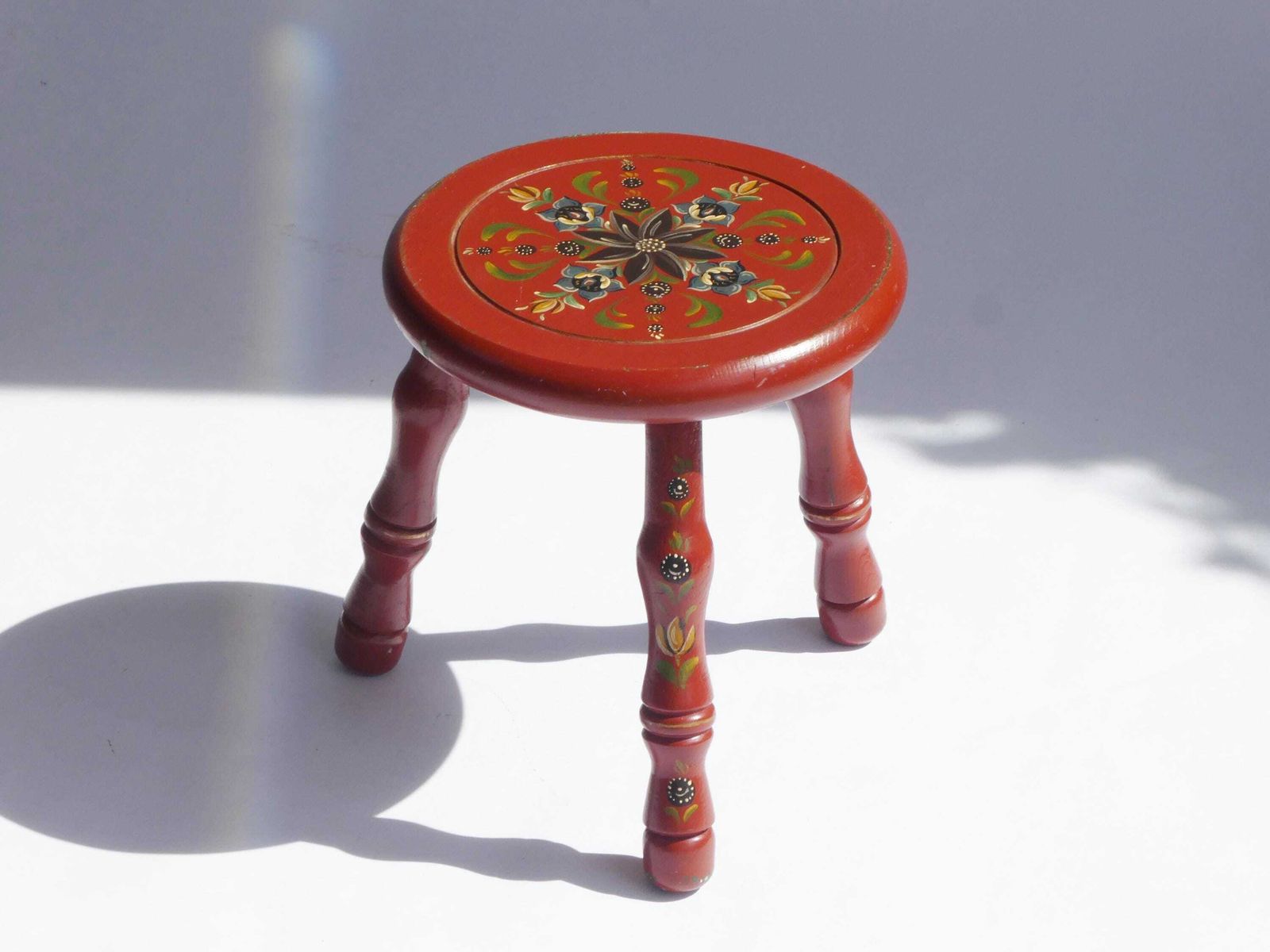 Vintage Round Red Wooden Milking Stool, Hand Painted Bobbin Plant Stand, Hindeloopen Folk Art Primitive 60's Farm Stool