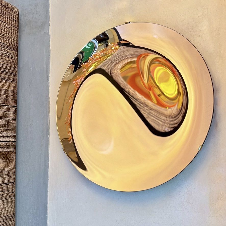 Italiaanse hedendaagse concave en gebogen rozégouden spiegel photo furniture