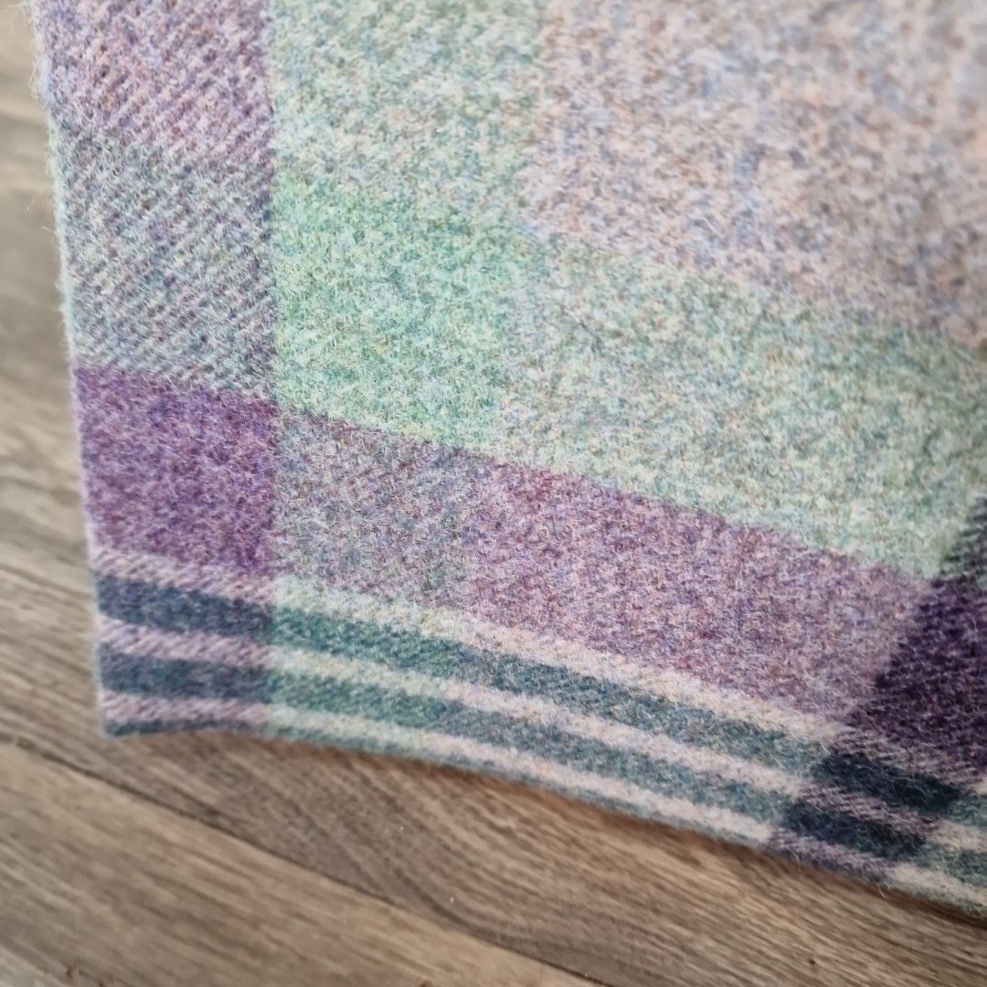 photo vintage Vintage Tartan Foot Stool Upholstered Ottoman Pouffe Country House Style Retro