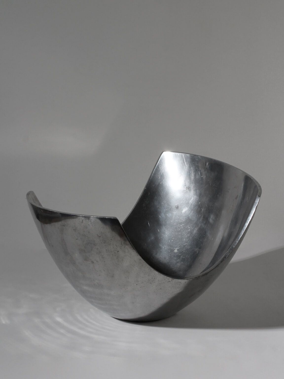 Gepolijst aluminium asymmetrische grote diepe schaal, hedendaags design photo furniture