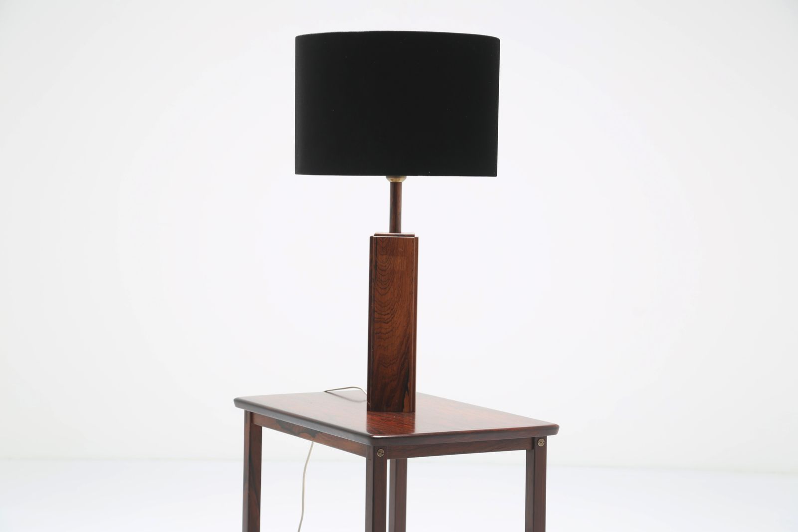 Luminaires Lampe de table vintage danoise moderne en palissandre, années 1960. photo