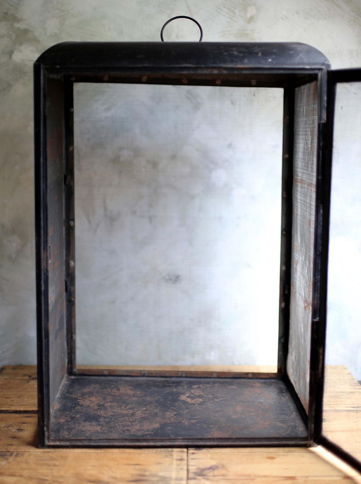 photo vinterior Huge French Fromager Garde Manger Large Black Wire Mesh Food Storage Box Meat Cheese Safe Keeper Storage Cabinet Larder