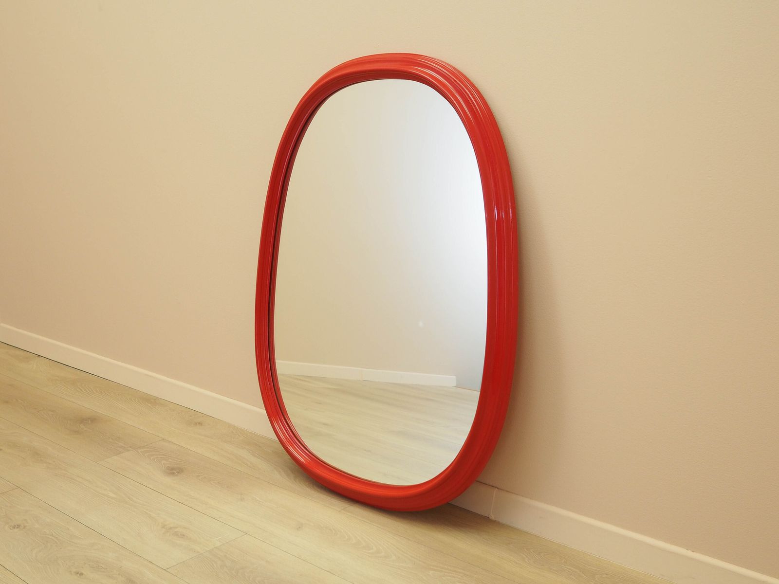 Spiegel in rode lijst, Deens design, jaren 1970, gemaakt in Denemarken photo furniture