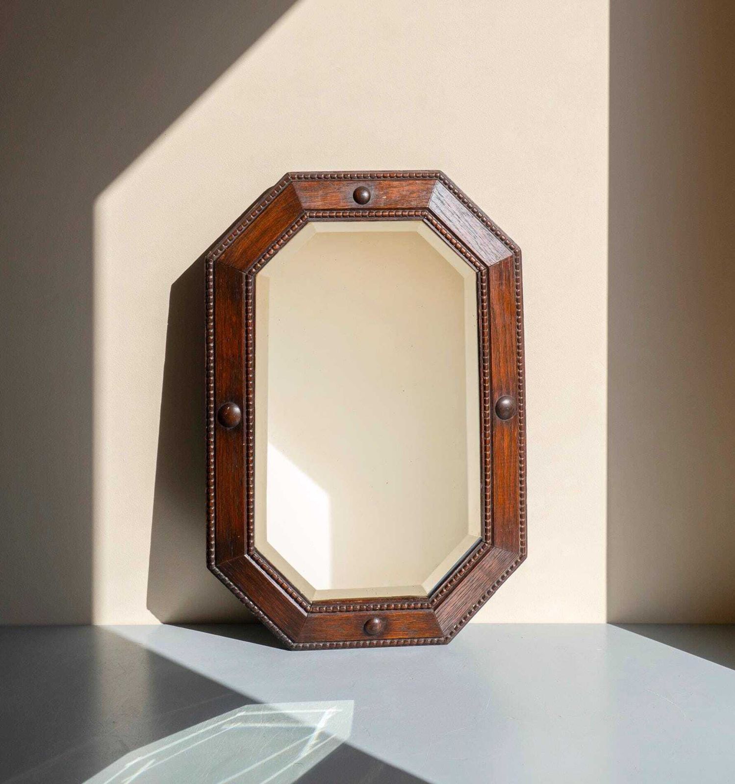 Art Deco Nederlandse Eiken Wandspiegel | Achthoekige Geslepen Spiegel | Jaren 1920 Geometrische Schoorsteenspiegel