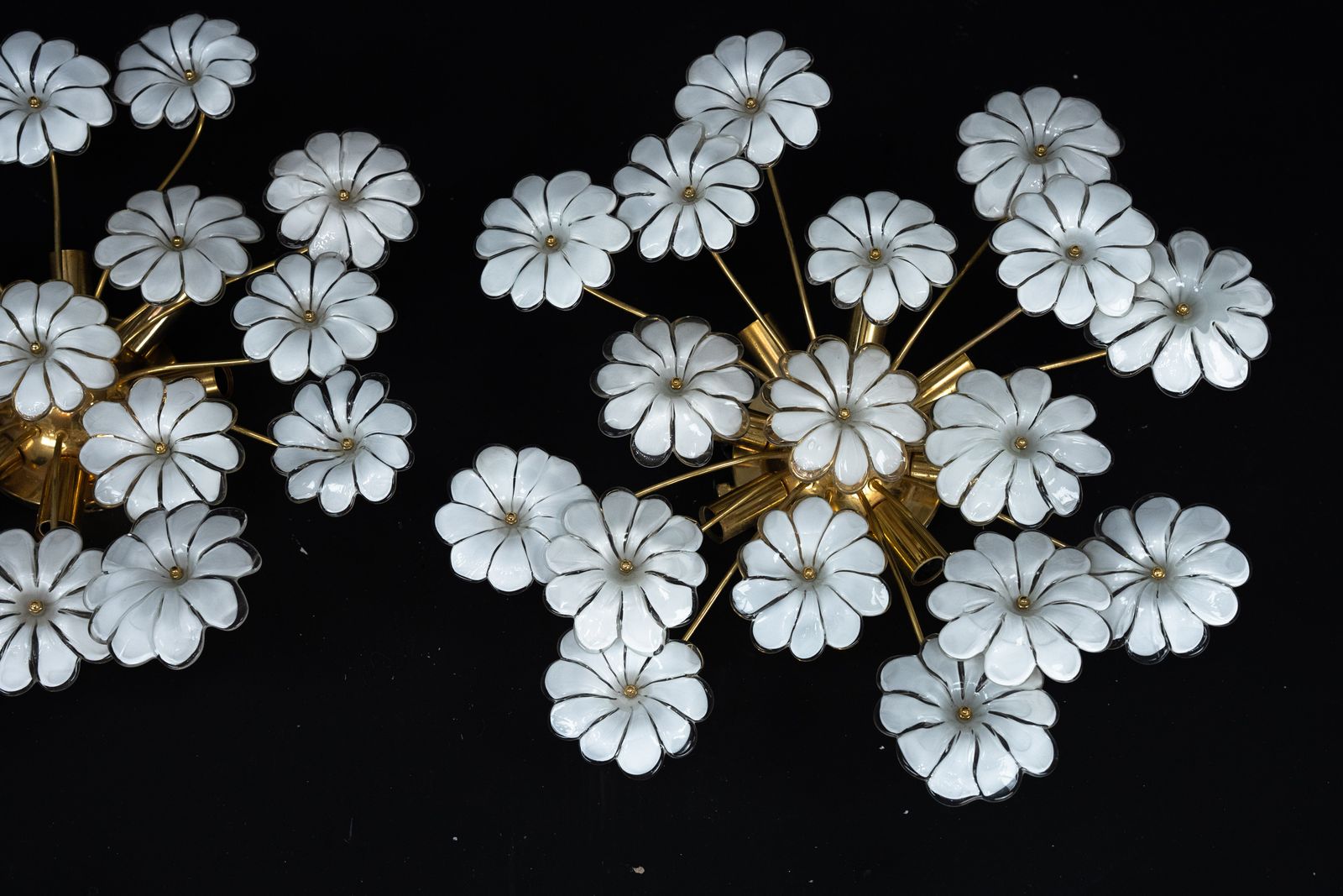 photo vintage Pair Of Murano White Flower Ceiling Lamps. Italy 1980s