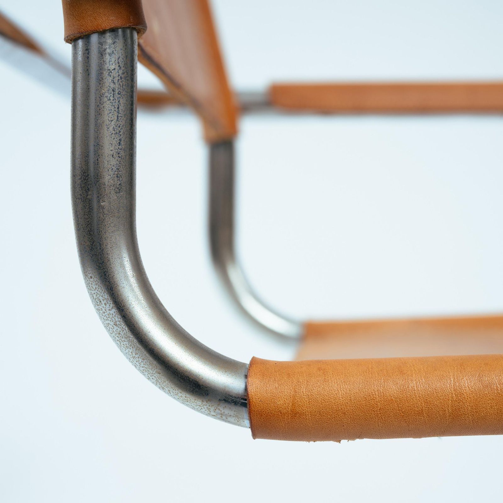 photo vintage 4 Cognac Saddle Leather Cantilever Bauhaus S 34 B 34 Chairs, 1970s