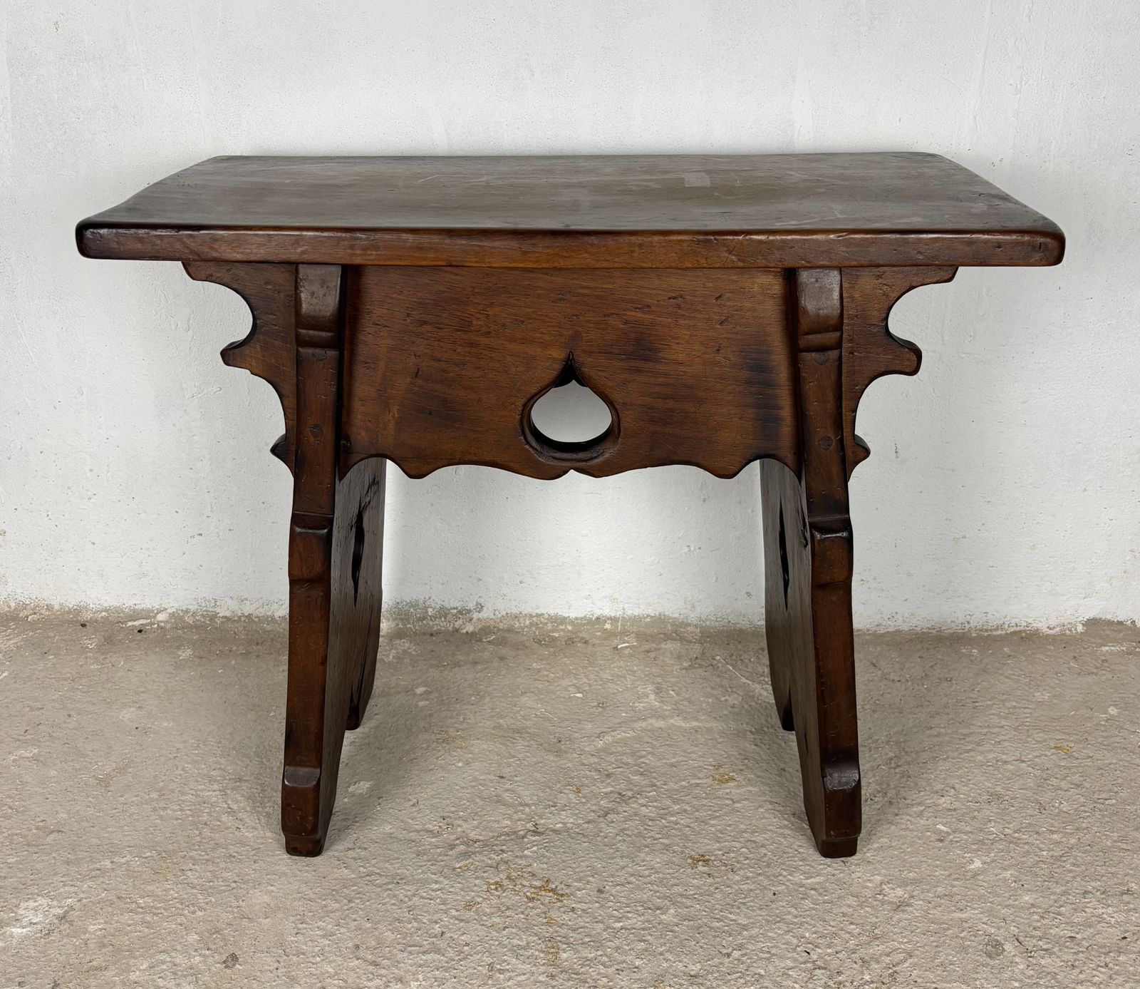 Rustieke handgesneden walnoten kruk of bijzettafel, begin 20e eeuw photo furniture