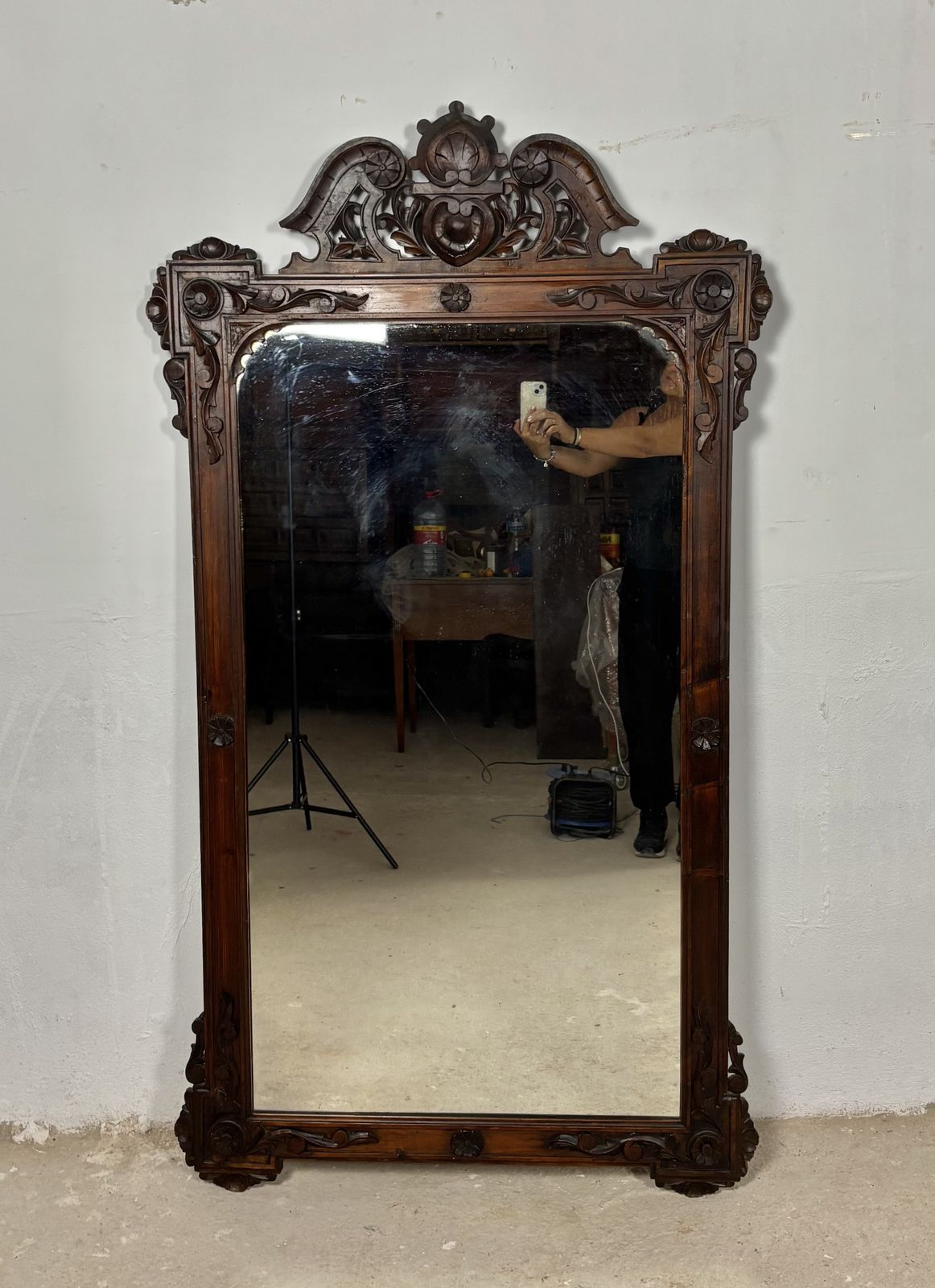 photo vintage Grote Renaissance Revival spiegel in hardhout, eind 19e eeuw