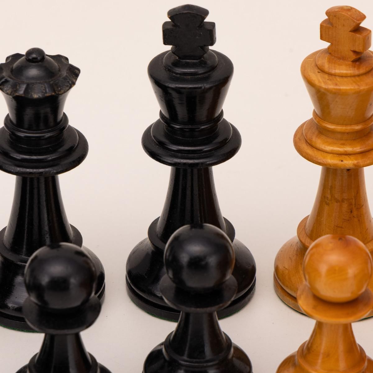 photo furniture Antique 20thc English Staunton Cased Chess Set C.1950