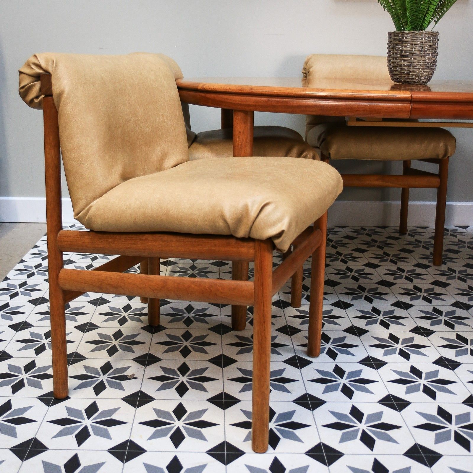 photo vintage White And Newton Teak Dining Table And Four Chairs 1960s