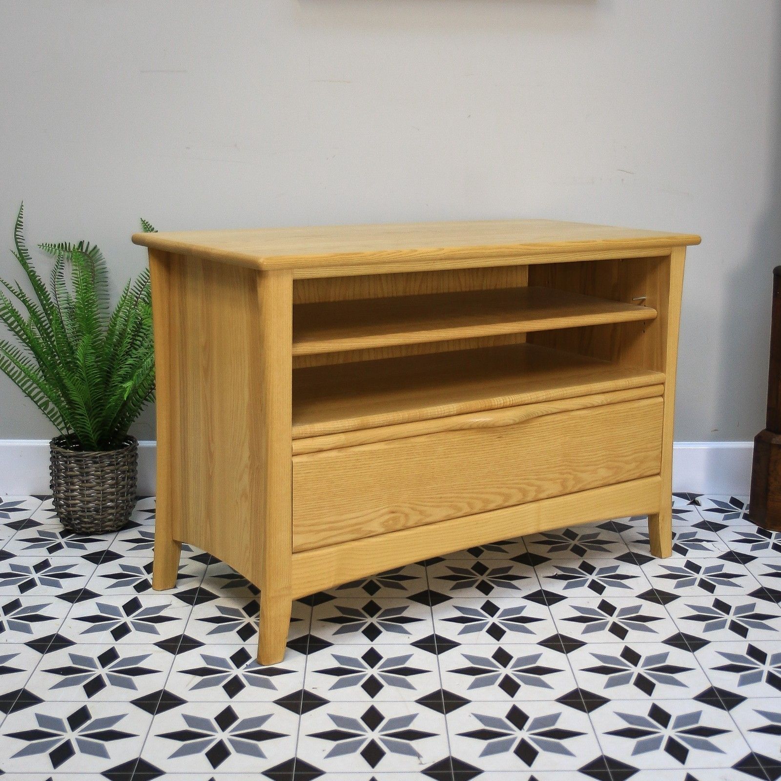 photo vinterior Ercol Tv Media Stand In Elm And Ash, Light Blonde Finish.