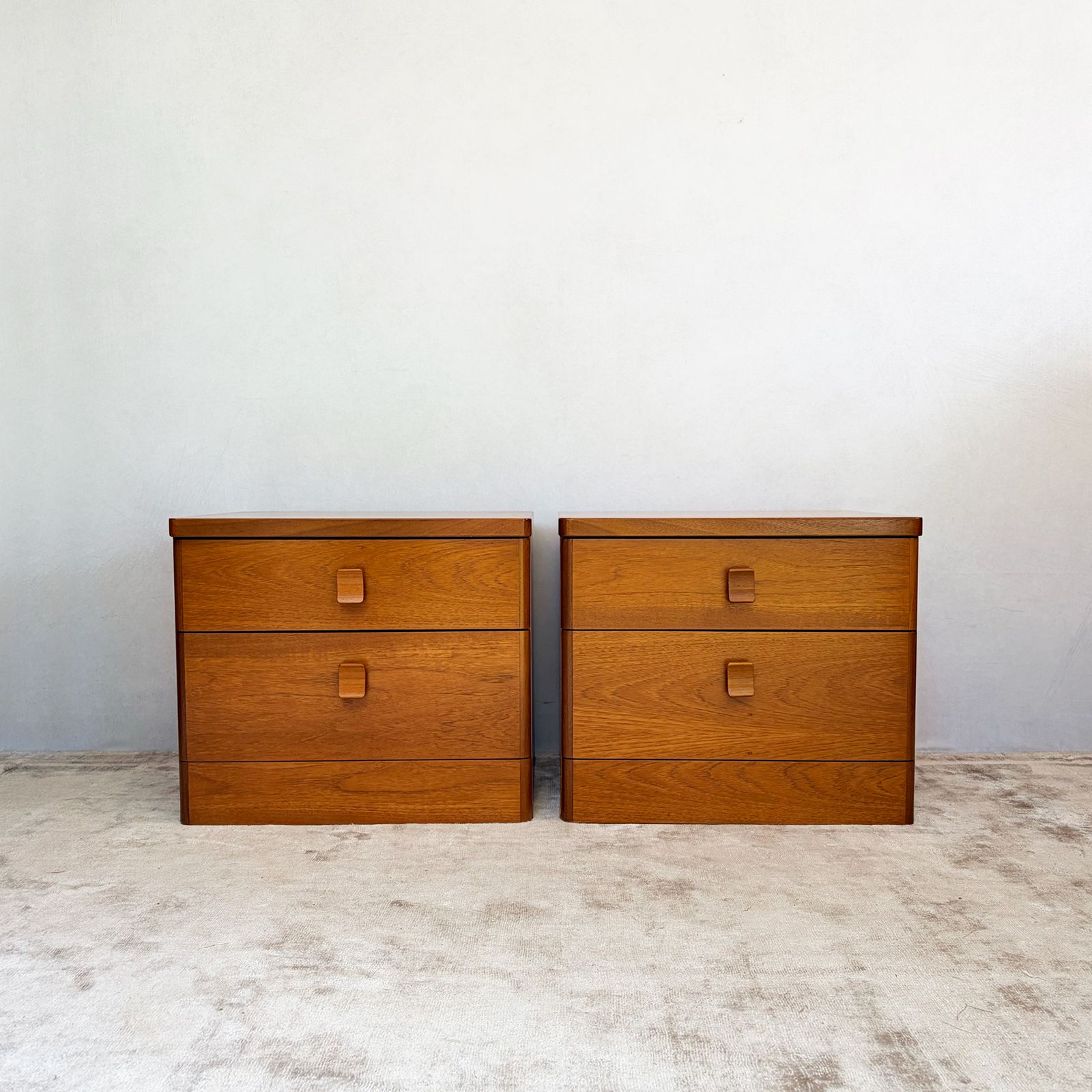 photo vinterior Pair Of Stag Teak Bedside Cabinets   Cantata Range