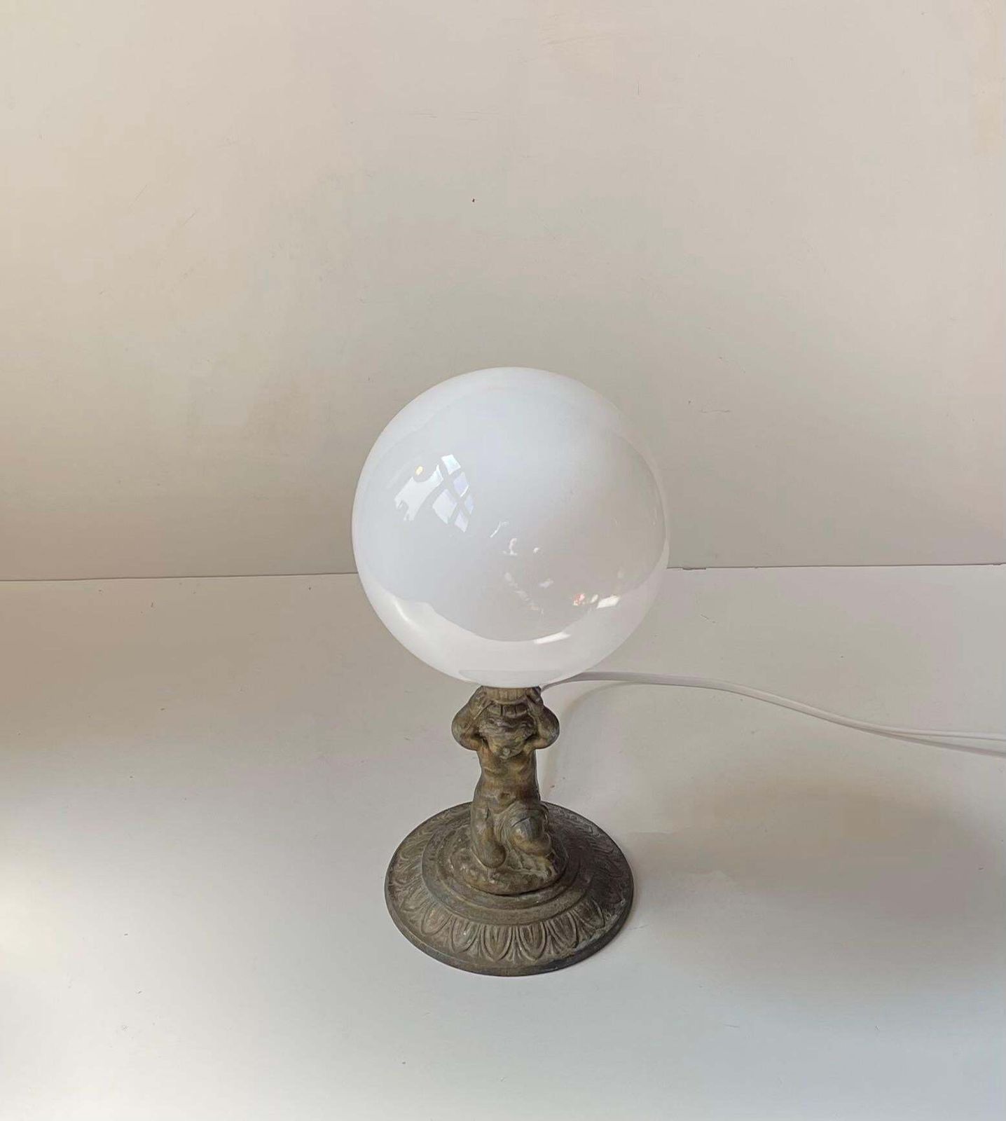 Klein Italiaans bronzen cherubijn-tafellampje met opaline bolkap photo 572.0