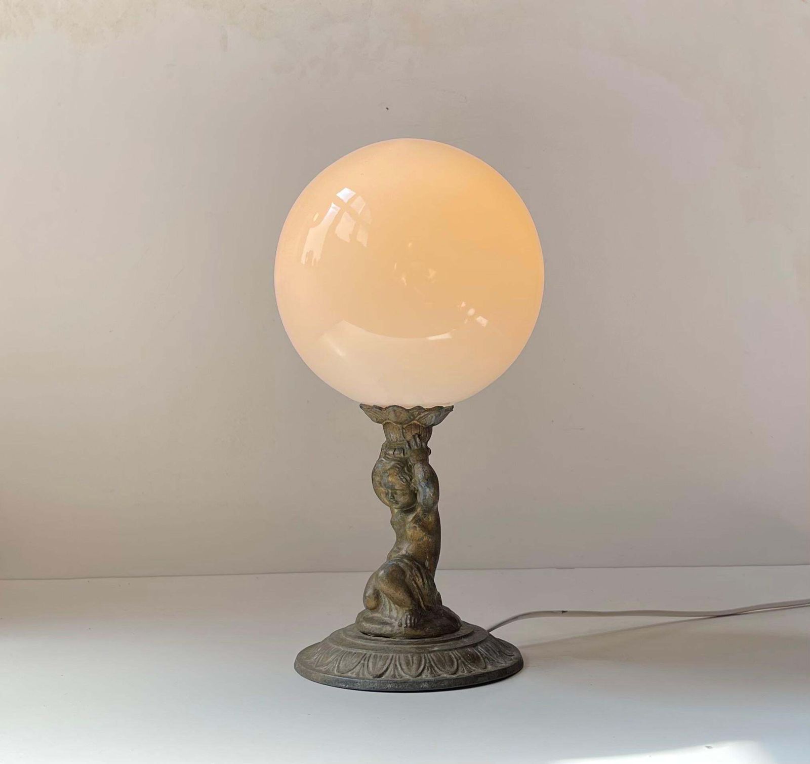 Klein Italiaans bronzen cherubijn-tafellampje met opaline bolkap photo buy