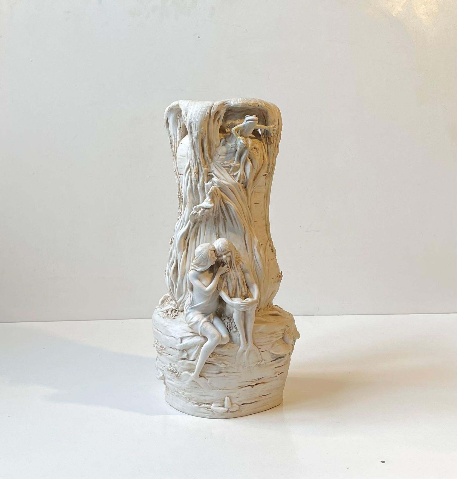 Vase d'époque bohémien en porcelaine biscuit, tronc d'arbre enchanté aux créatures féeriques photo furniture