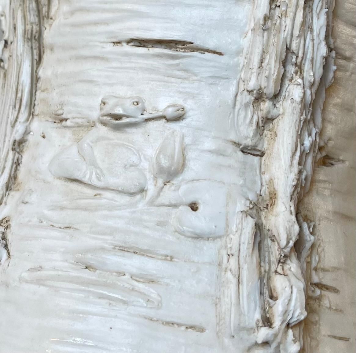 Vase d'époque bohémien en porcelaine biscuit, tronc d'arbre enchanté aux créatures féeriques photo 770.0