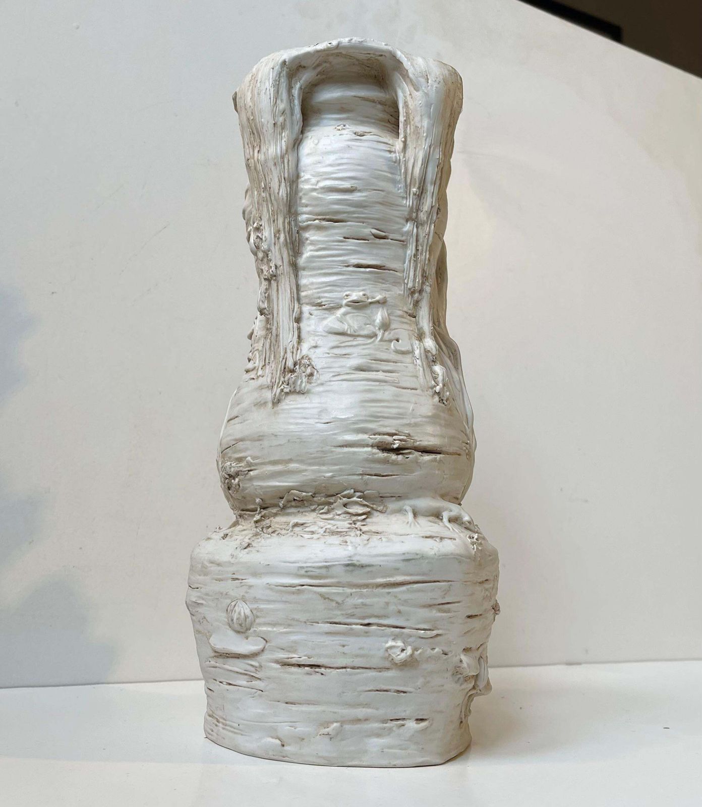 photo vintage Antique Bohemian Enchanted Fairy Tail Tree Trunk Vase In Porcelain   Bisque