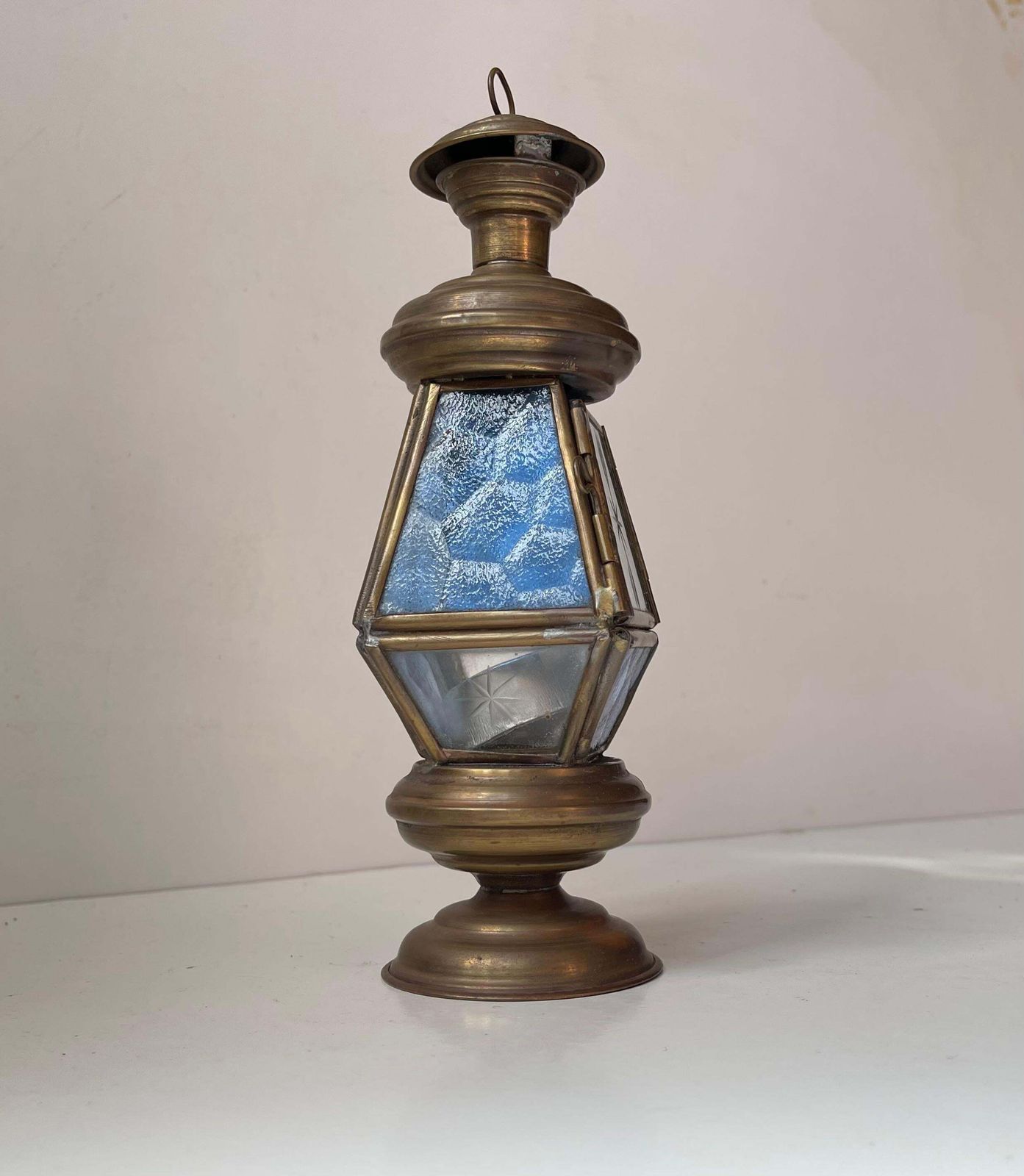Art Deco Lantaarn in Messing, Gegraveerd en Gekleurd Glas, jaren 1930 photo 219.0