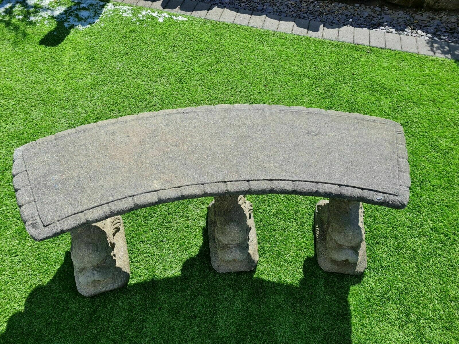 Banc de jardin Dolphin vintage, vert patiné, en pierre anglaise (livraison disponible via notre transporteur partenaire spécialisé DC1D Limited). photo 375.0